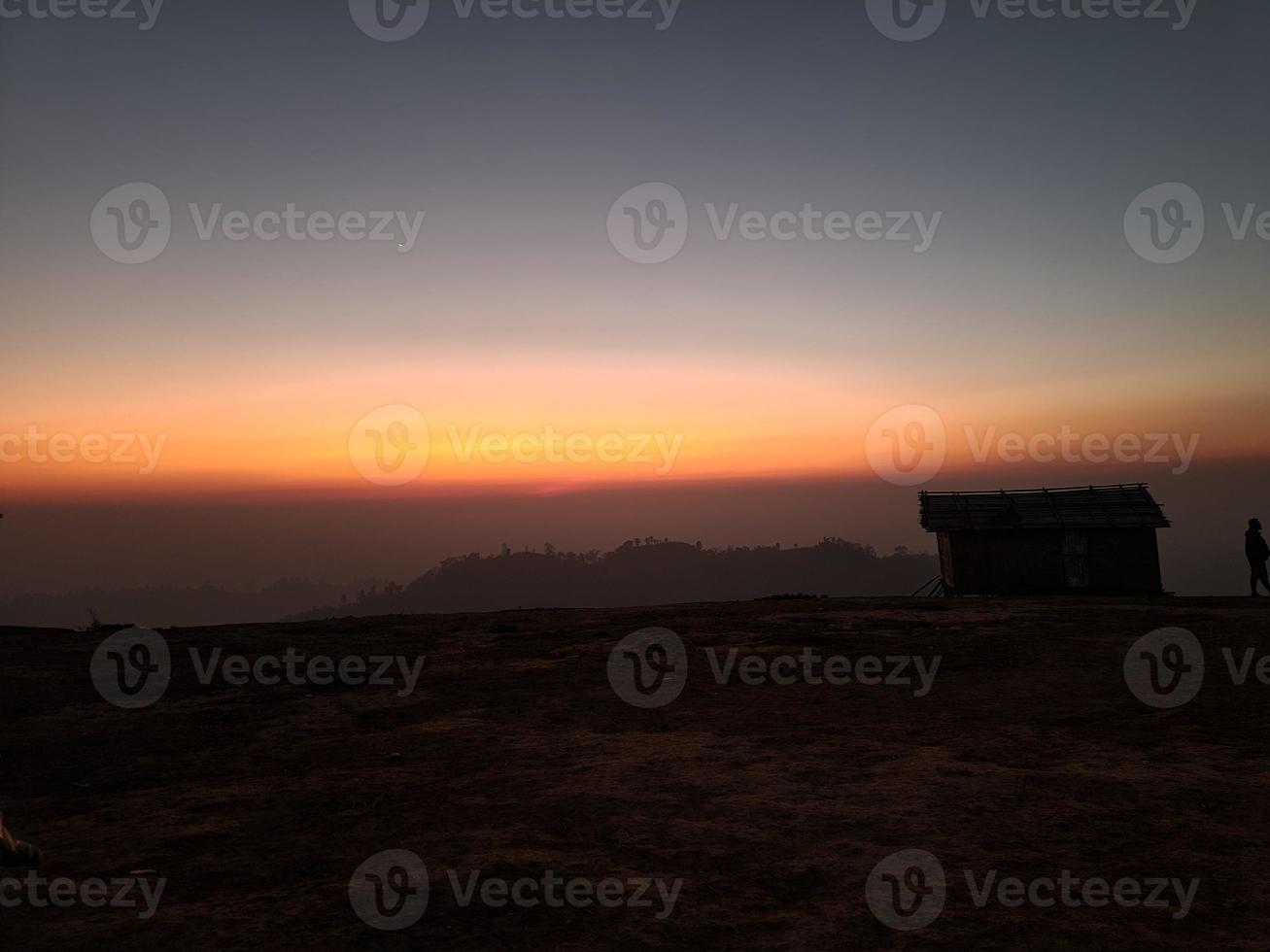 Abend von Sonnenuntergang im das Winter Bergbahn foto