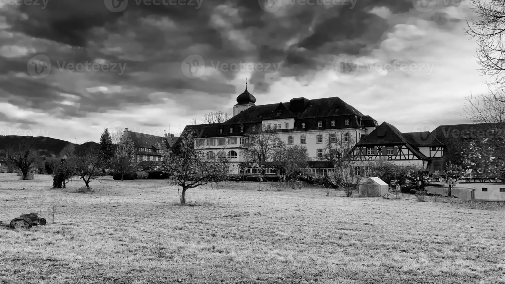 heitersheim Schloss mit schwer Wolken. schwarz und Weiß. foto