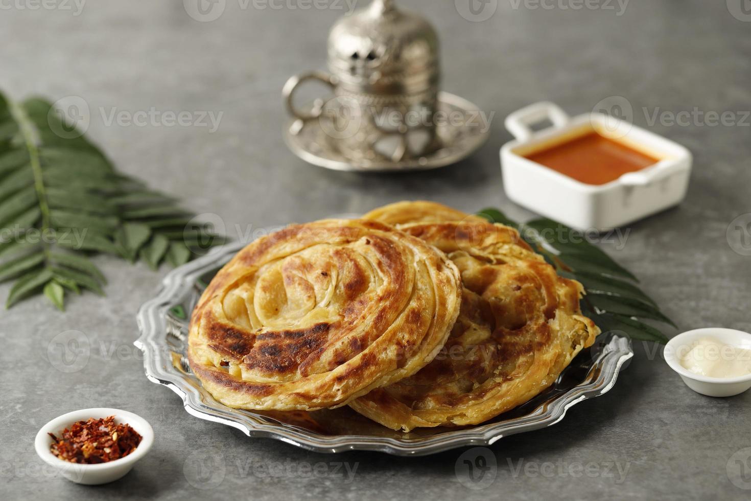 Roti parata oder Roti canai mit Hähnchen Curry Soße foto