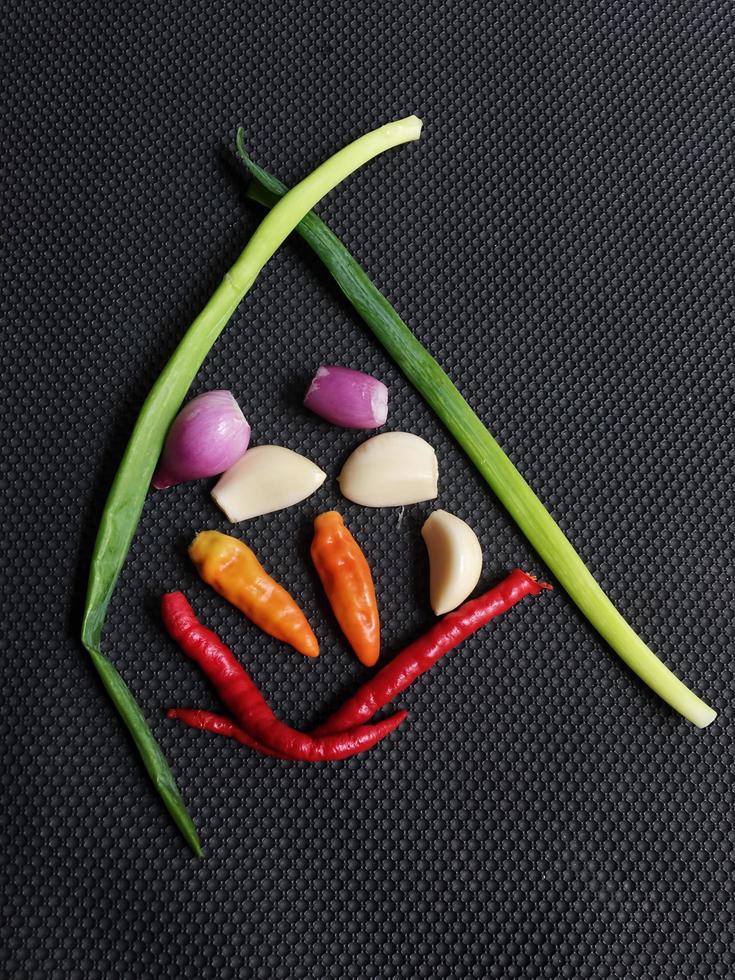 Gemüse bestehend aus von Schalotte Blumen, rot Chilischoten, Knoblauch, Schalotten, Knoblauch, Zwiebeln foto