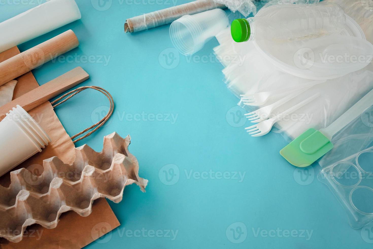 einstellen von Plastik Artikel und ersetzen Sie mit Öko Geschirr hölzern und Papier Tasche. Null Abfall Konzept. foto