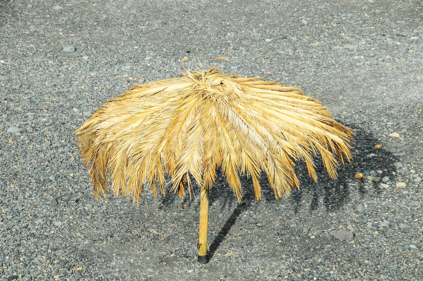 Regenschirm im das Sand foto