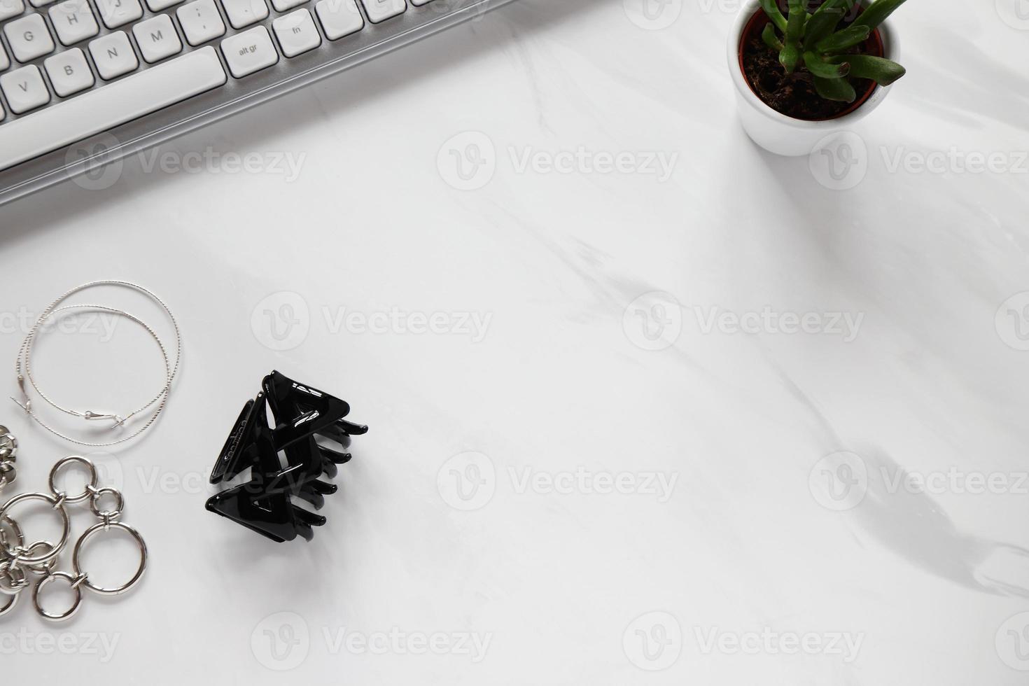 schwarz Haar Halter Krabbe auf Arbeit Tisch, Lebensstil foto