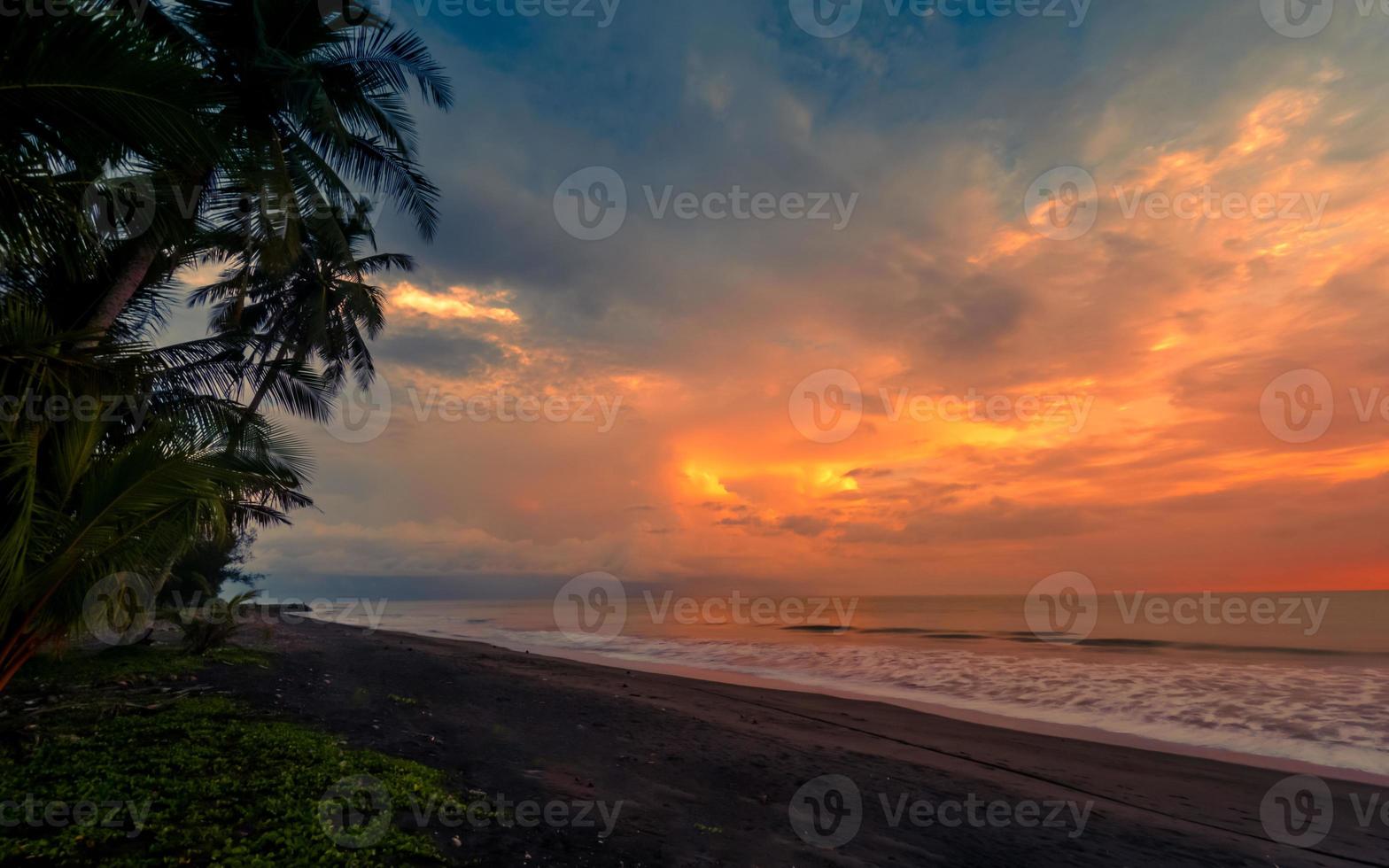 schön tropisch Meereslandschaft, Sonnenuntergang beim Strand mit bunt Himmel foto