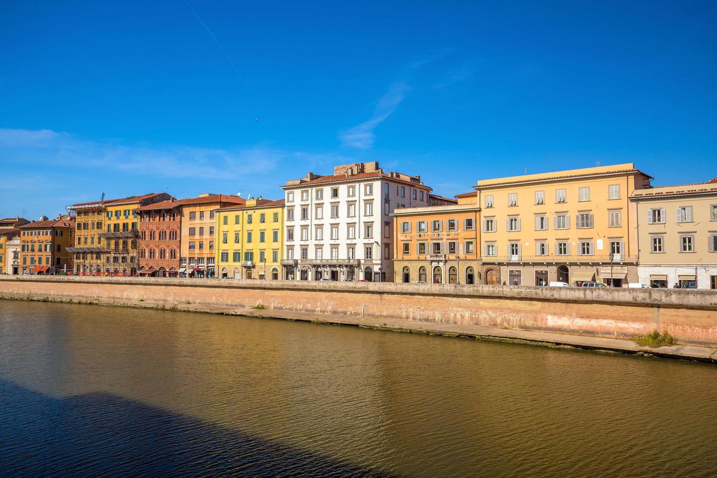 Skyline der Stadt Pisa und Fluss Arno foto