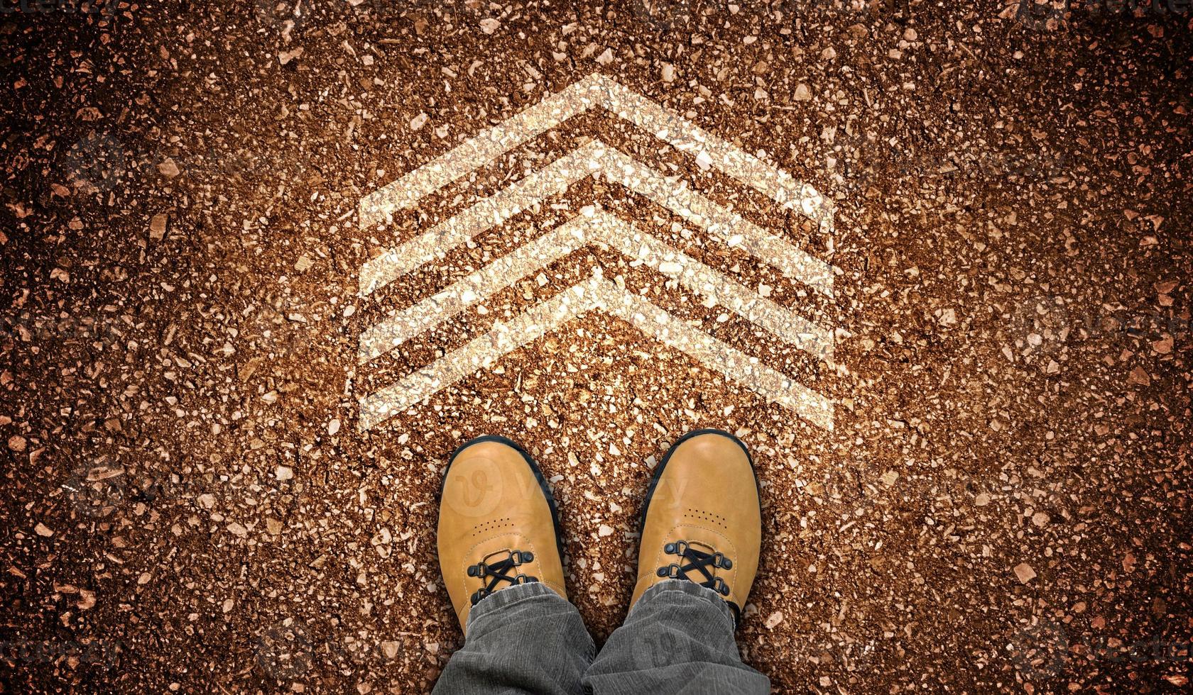 Gelb Leder Schuhe und einer geometrisch kalkhaltig Pfeil auf Boden - - Ziel Konzept foto