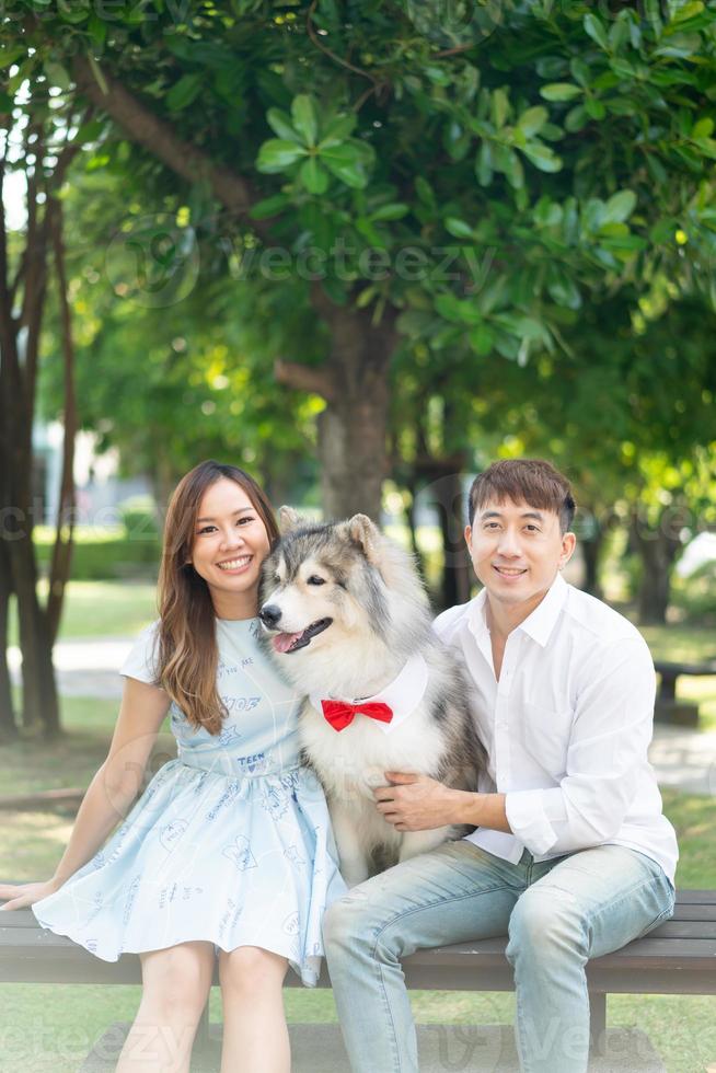 asiatische Paarliebe mit Hund foto