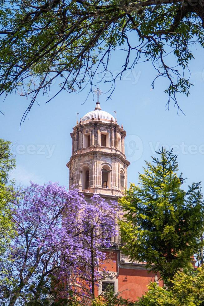 Palisander Baum lila Blumen Hintergrund von Tempel von san Francisco de wie es ist im queretaro Mexiko foto