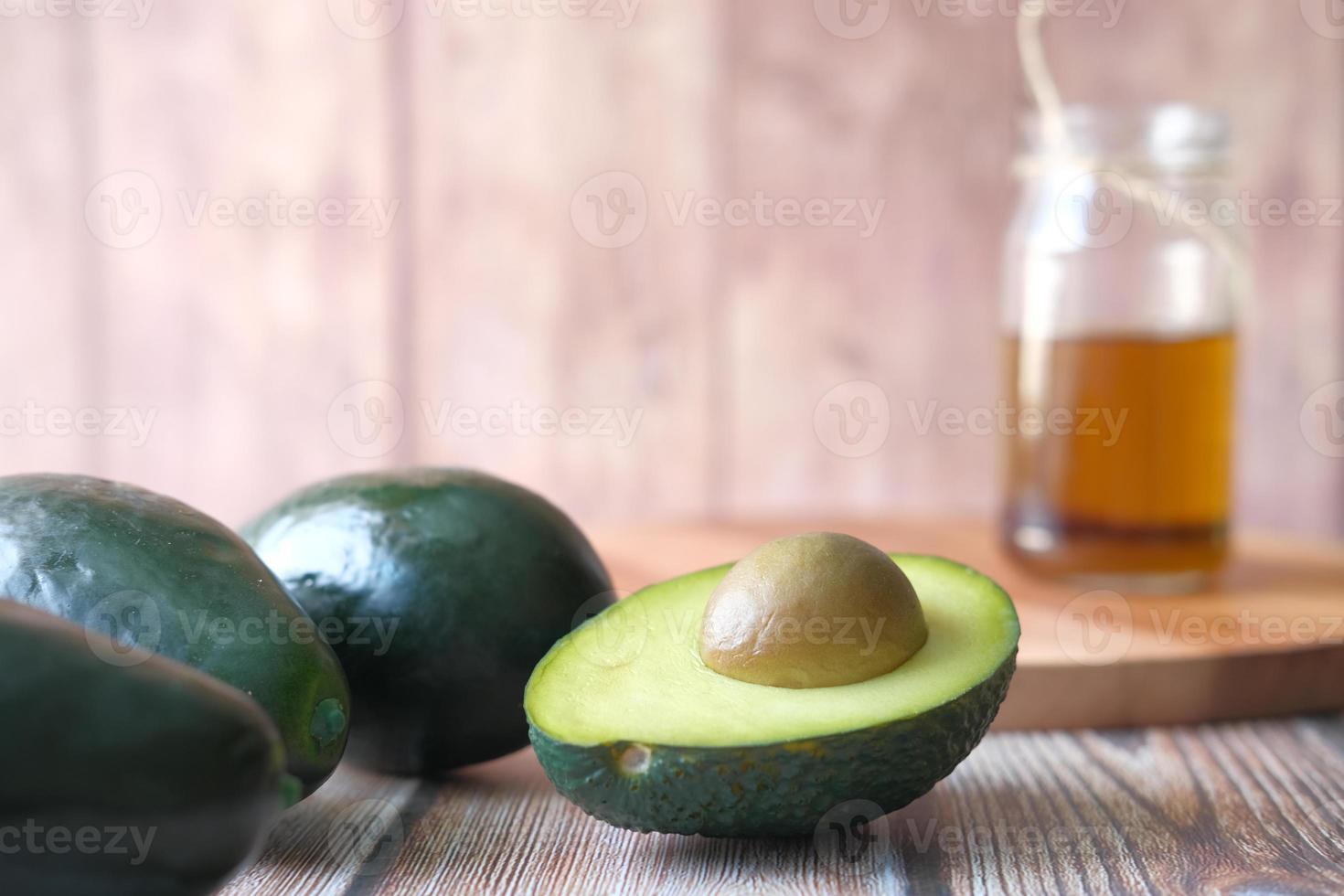 Nahaufnahme von Avocadohälften auf neutralem Küchenhintergrund foto
