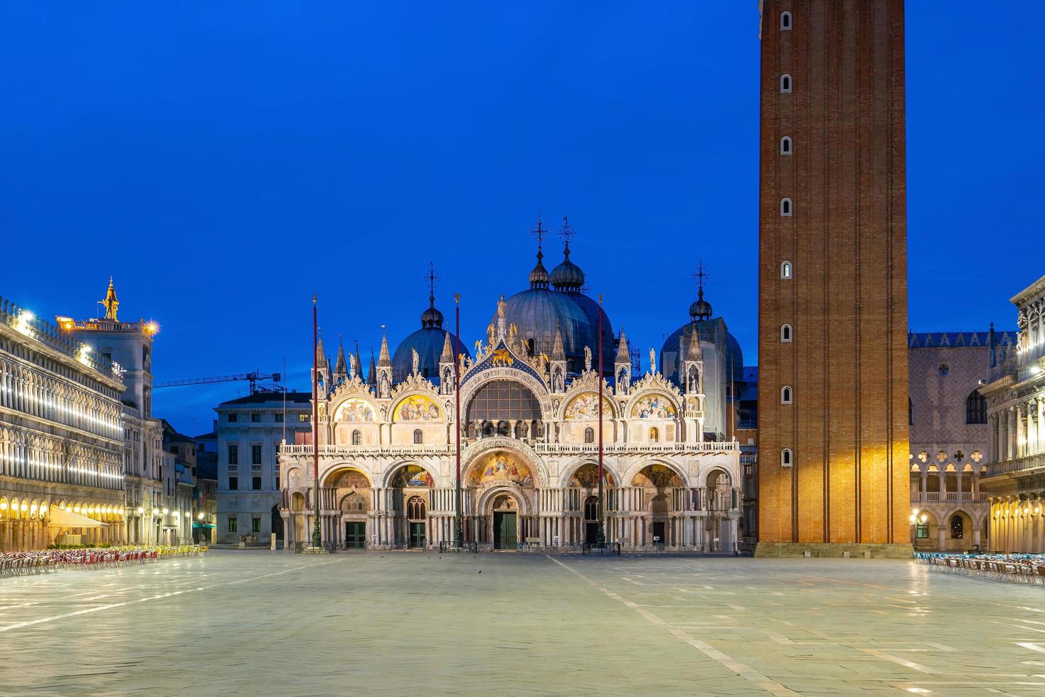 st. Markierungsplatz in Venedig während des Sonnenaufgangs foto