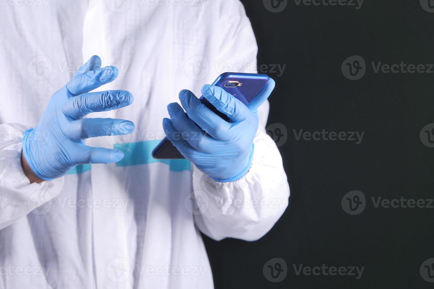 Arzt mit Smartphone auf schwarzem Hintergrund foto