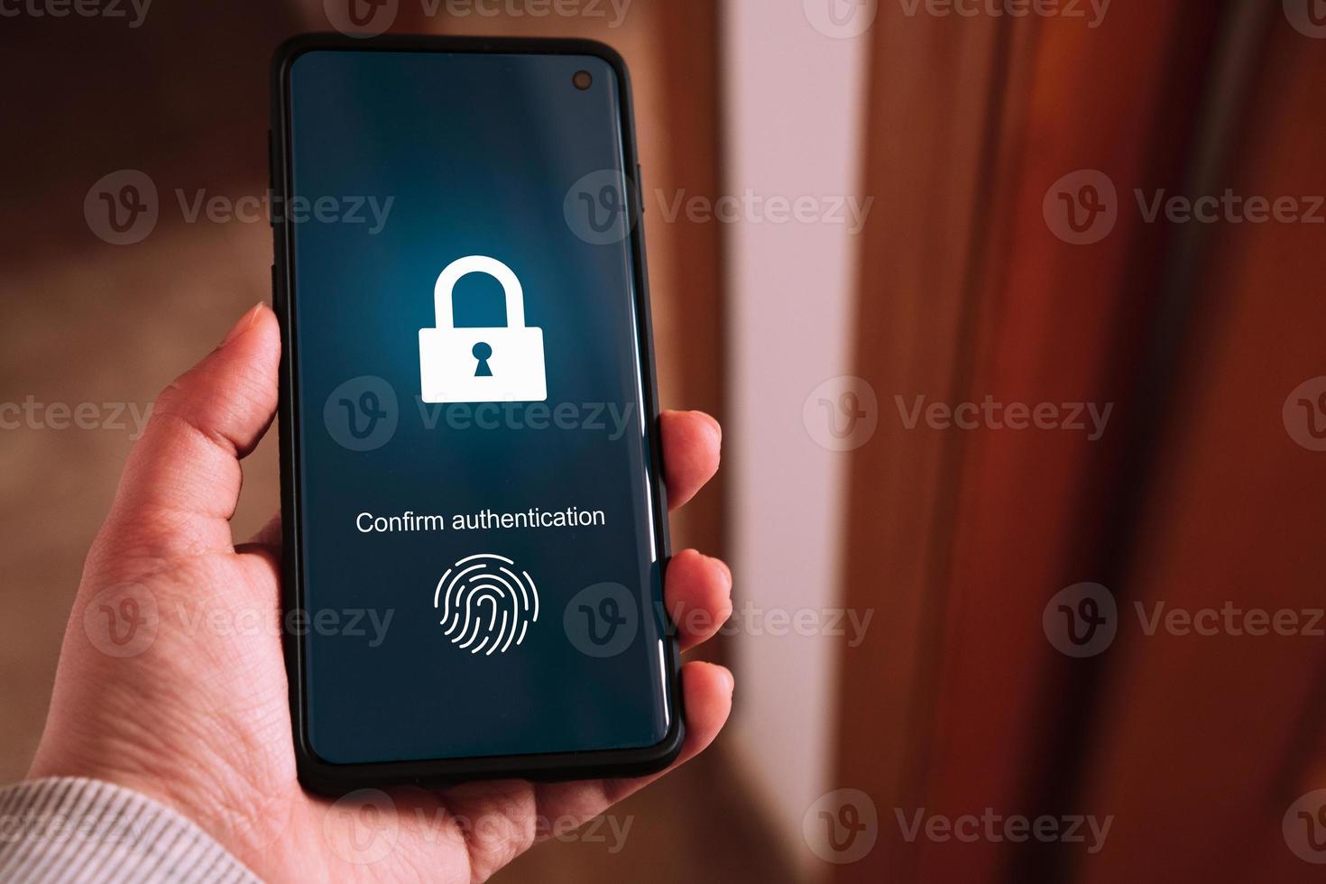 biometrisch Authentifizierung Konzept. Smartphone mit Fingerabdruck scannen. Zugriff Passwort durch Fingerabdrücke. Technologie Sicherheit System. foto