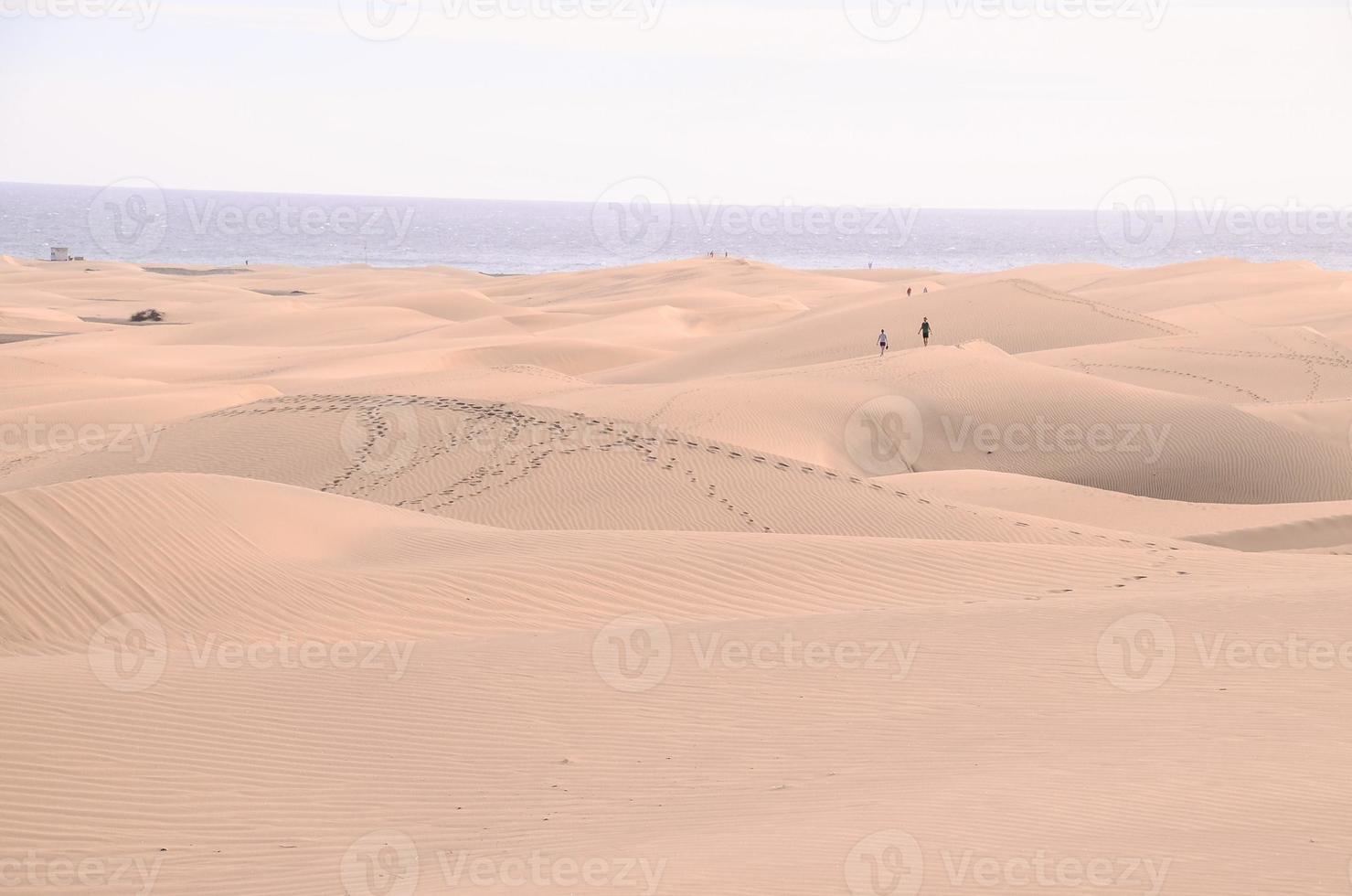 Wellen im das Sand foto