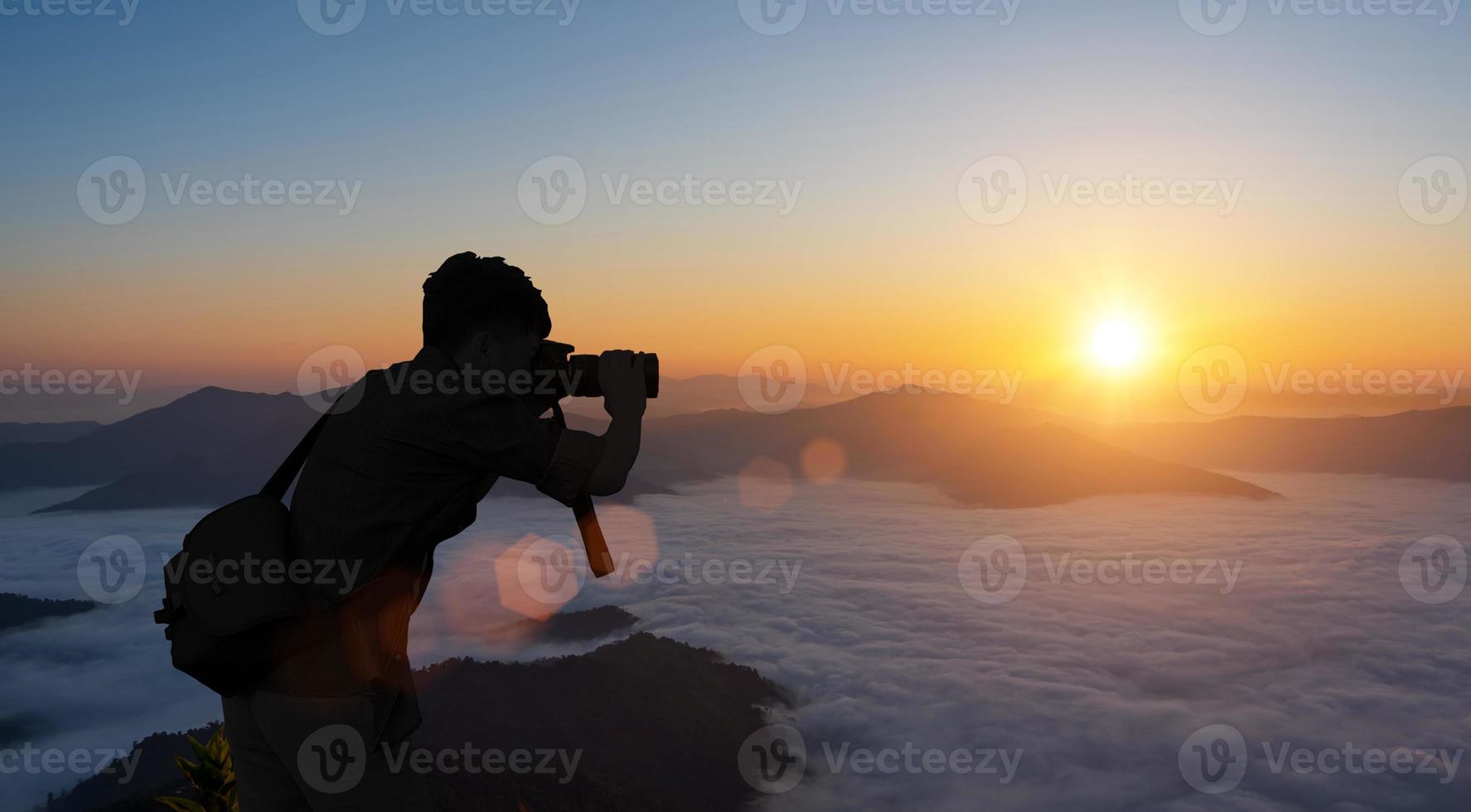 Silhouette von männlich Fotograf nehmen Bild gegen Sonnenuntergang Himmel Hintergrund. foto