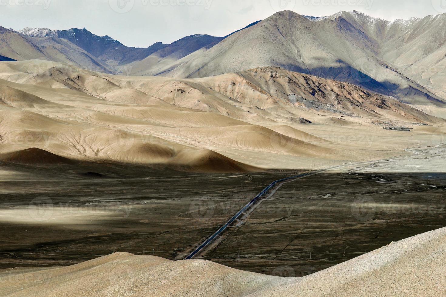 mit Blick auf das 7.500 Meter hoch muztagh Turm von Pamir Karakul See foto