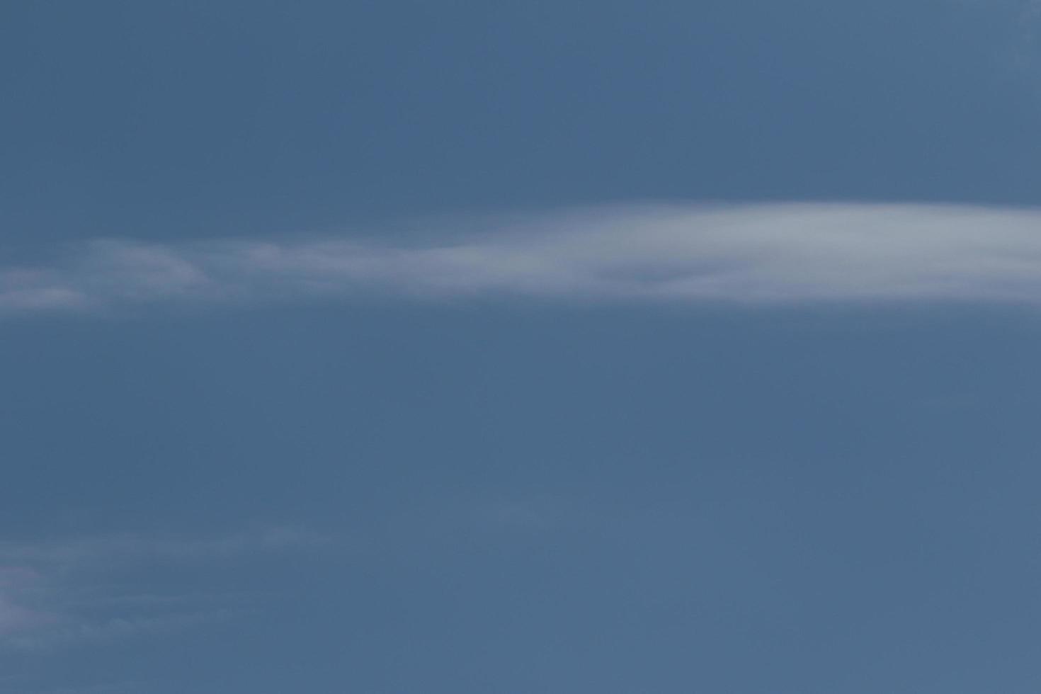 klarer blauer Himmel und weiße Wolken foto