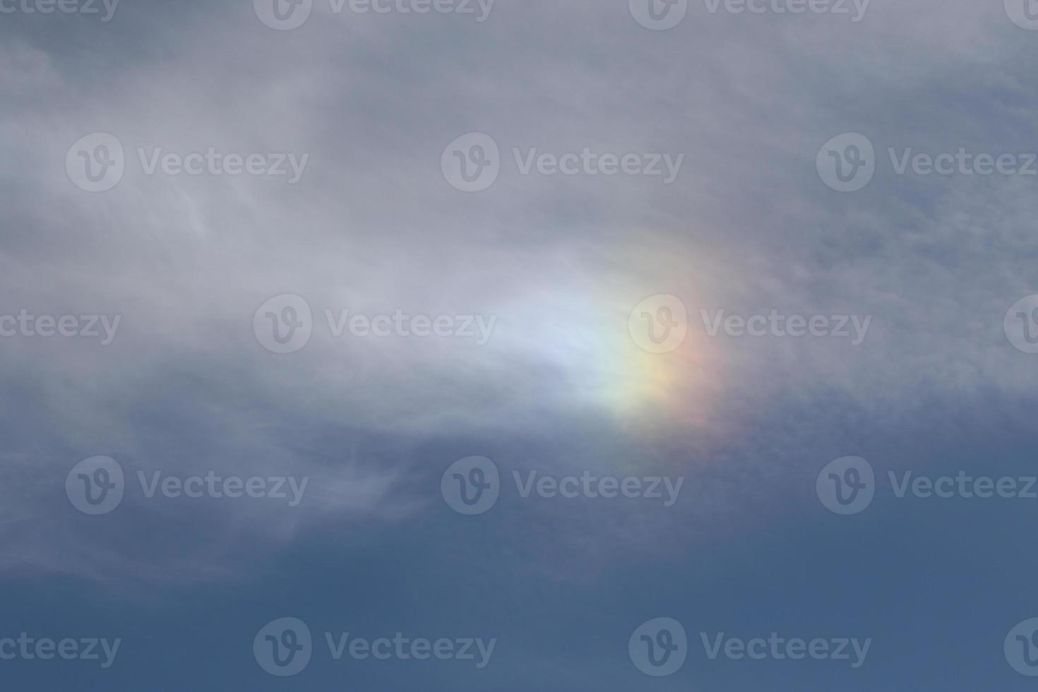 irisierend Wolken auf ein Blau Himmel foto