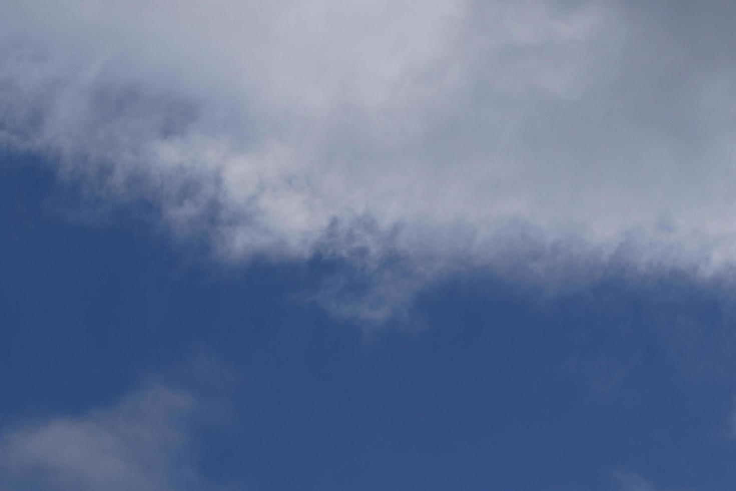 klarer blauer Himmel und weiße Wolken foto