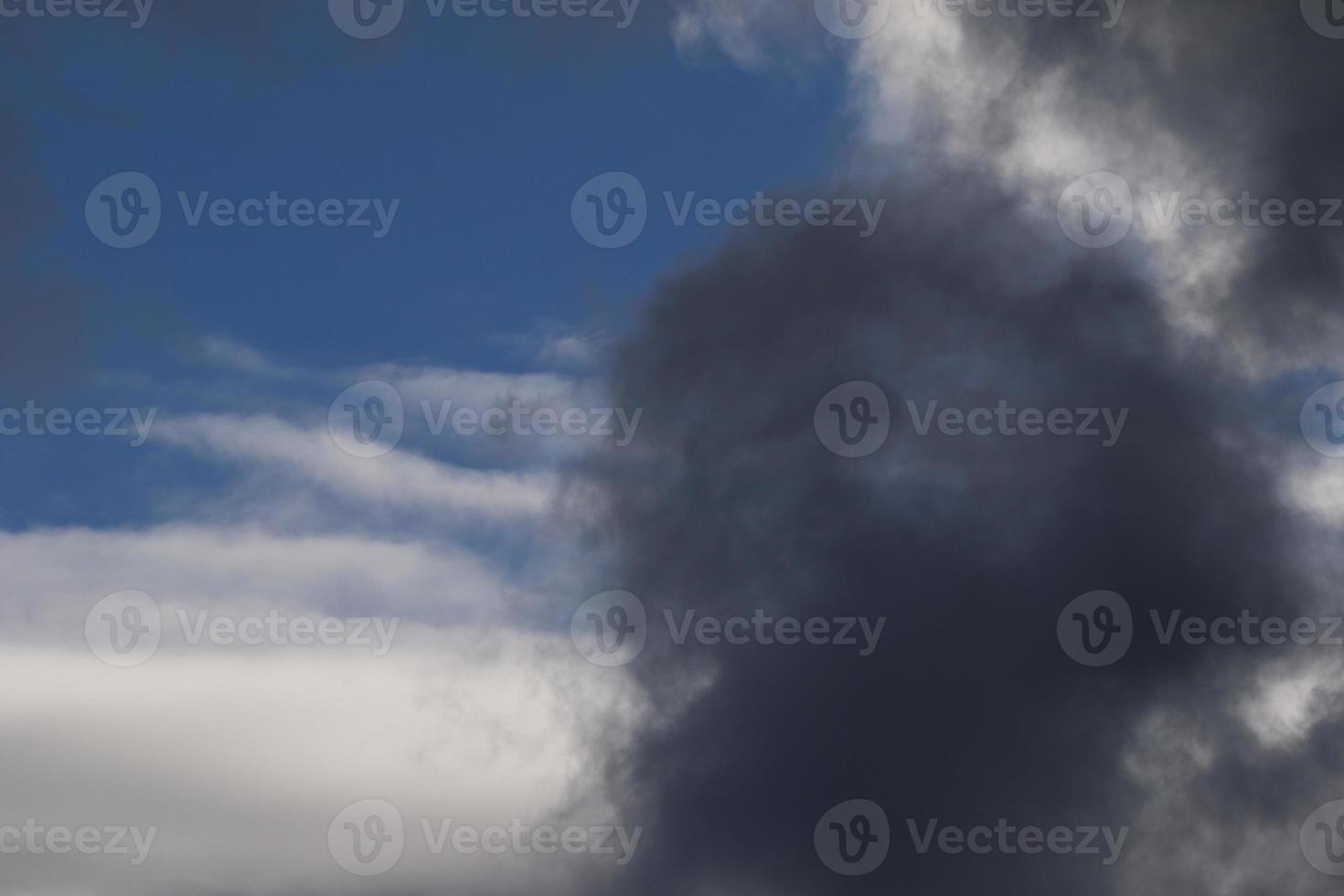 stürmisches Wetter und dunkle Wolken foto