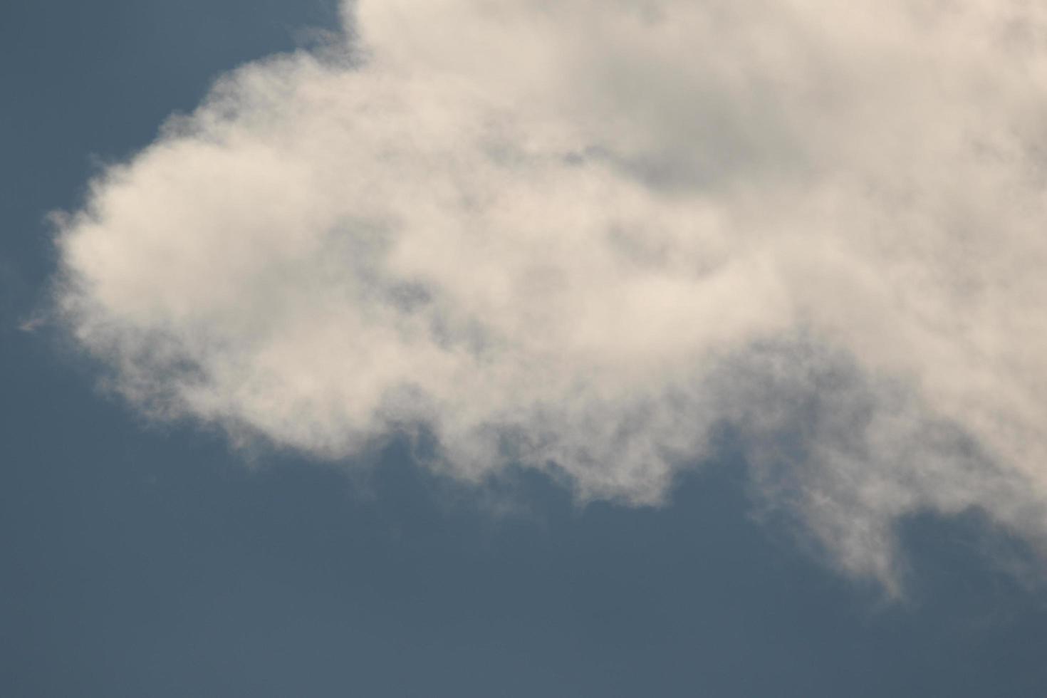 klarer blauer Himmel und weiße Wolken foto