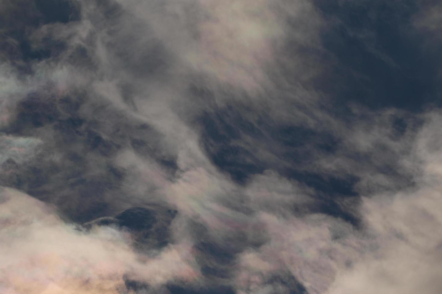 stürmisches Wetter und dunkle Wolken foto