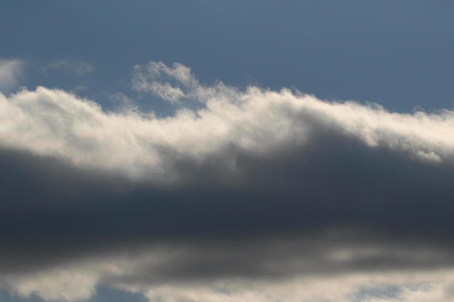 stürmisches Wetter und dunkle Wolken foto