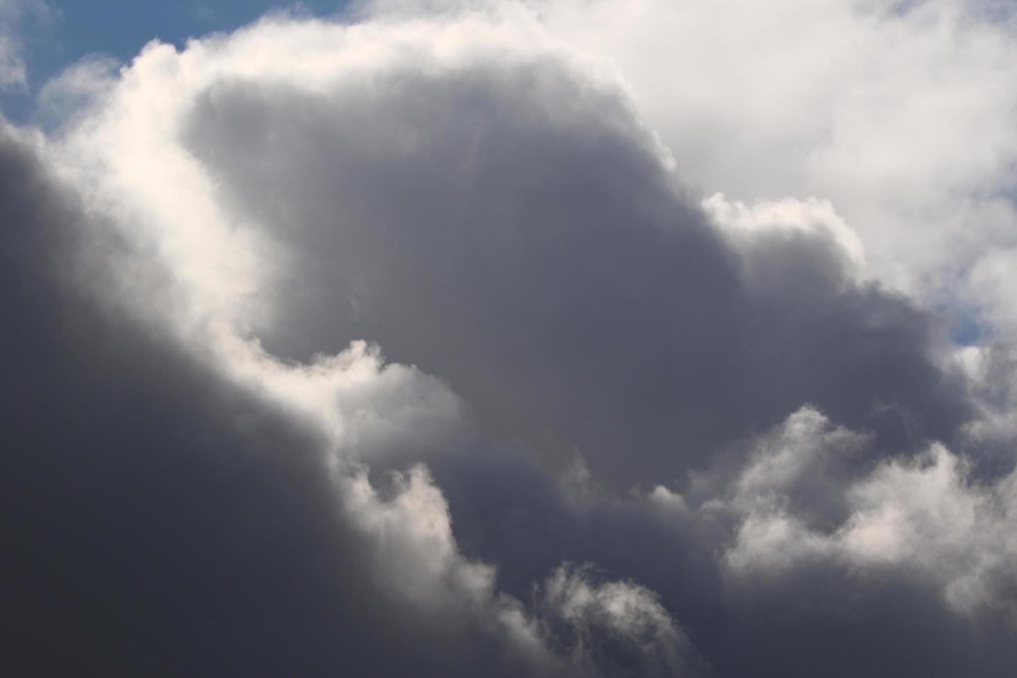 stürmisches Wetter und dunkle Wolken foto