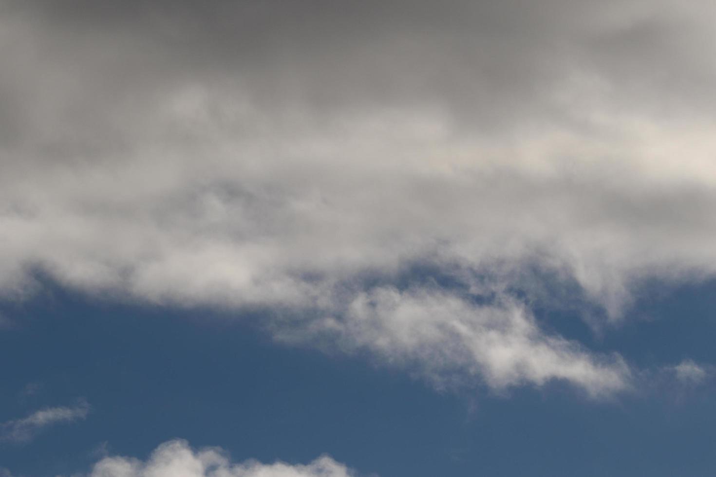 stürmisches Wetter und dunkle Wolken foto