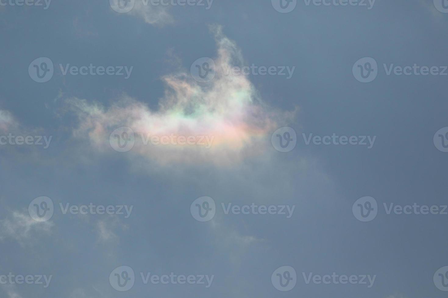 irisierend Wolken auf ein Blau Himmel foto