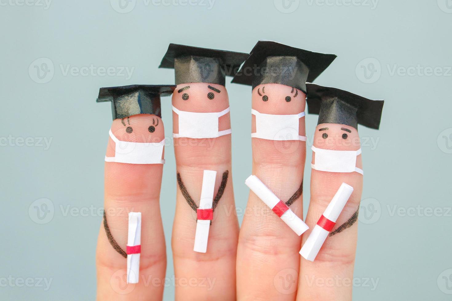 Finger Kunst von Studenten im medizinisch Maske von covid-2019. Absolventen halten ihr Diplom nach Abschluss. foto