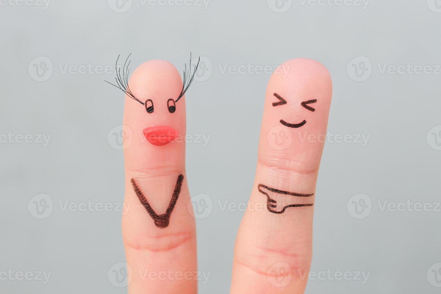 Finger Kunst von Paar. Mann tut nicht mögen Wie Frau hat ist gestiegen Wimpern, Silikon Lippen. foto