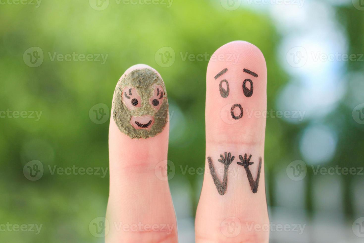 Finger Kunst von Paar. Mann sah seine Ehefrau mit Lehm Gesicht Maske und war besorgt. foto