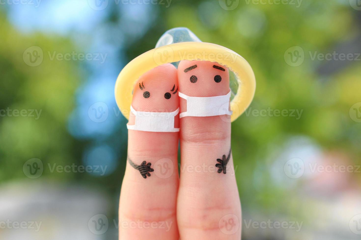 Finger Kunst von glücklich Paar im medizinisch Maske von covid-2019. Konzept von sicher Sex. foto