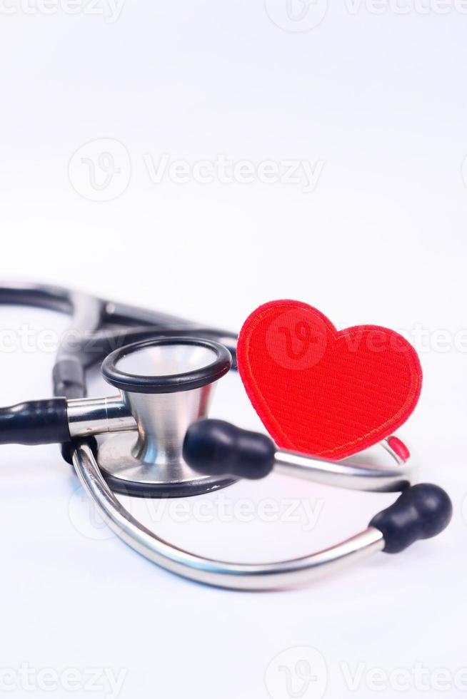 Herzform und Stethoskop auf weißem Hintergrund foto