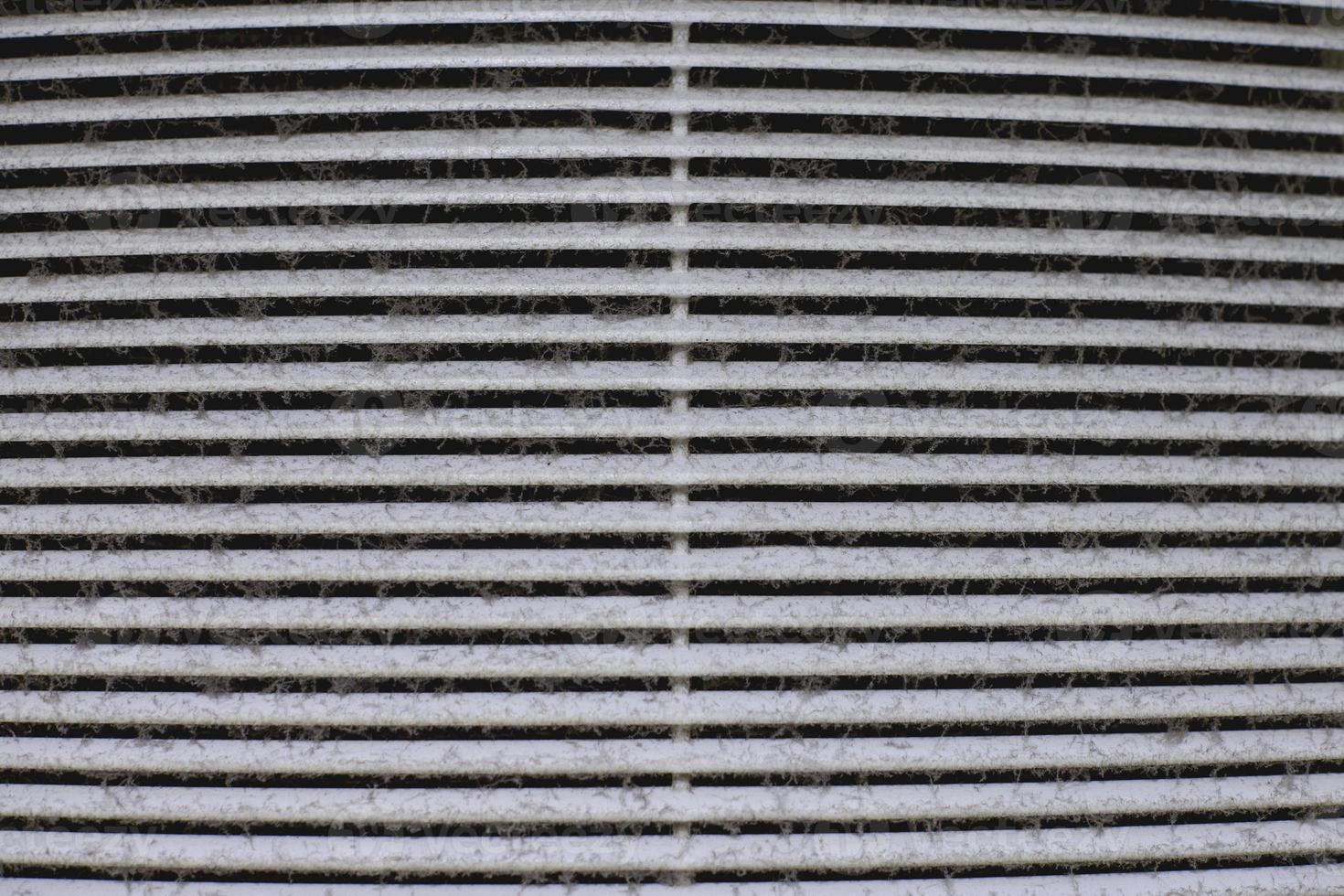 verschmutztes Lüftungsgitter der Klimaanlage mit verstopftem Filter. foto