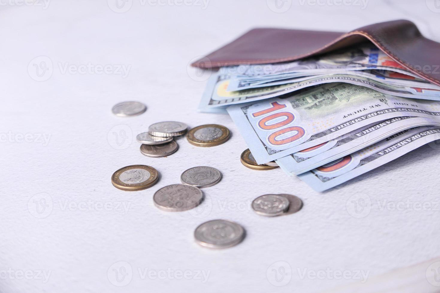 Nahaufnahme von Bargeld in der Brieftasche auf dem Tisch foto