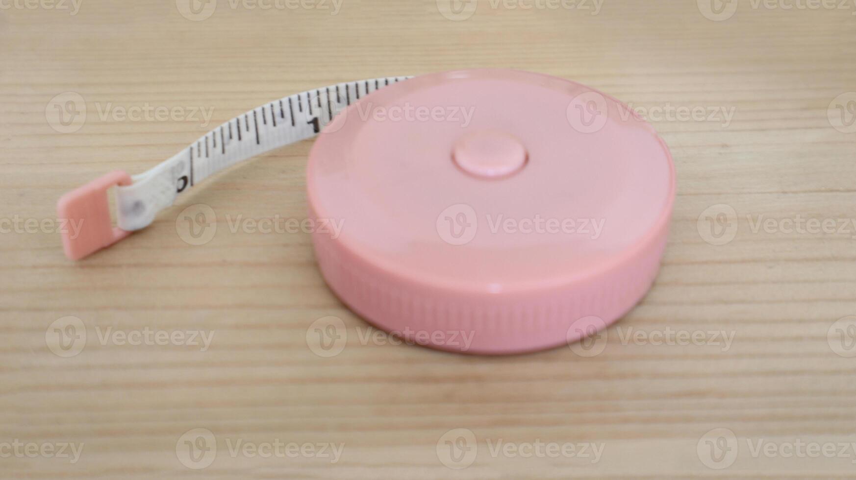 einzigartig tragbar Rosa Hand Meter Werkzeug zum Messung Länge. foto