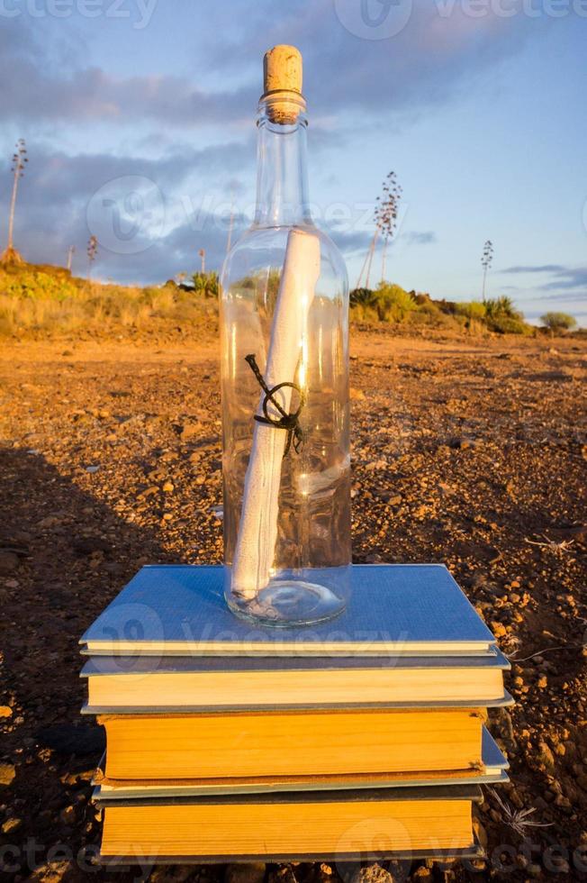 Flasche und Bücher foto