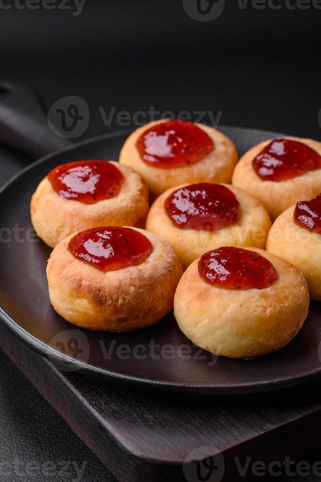 köstlich frisch Hütte Käsekuchen mit Rosinen und Vanille auf ein schwarz Keramik Teller foto