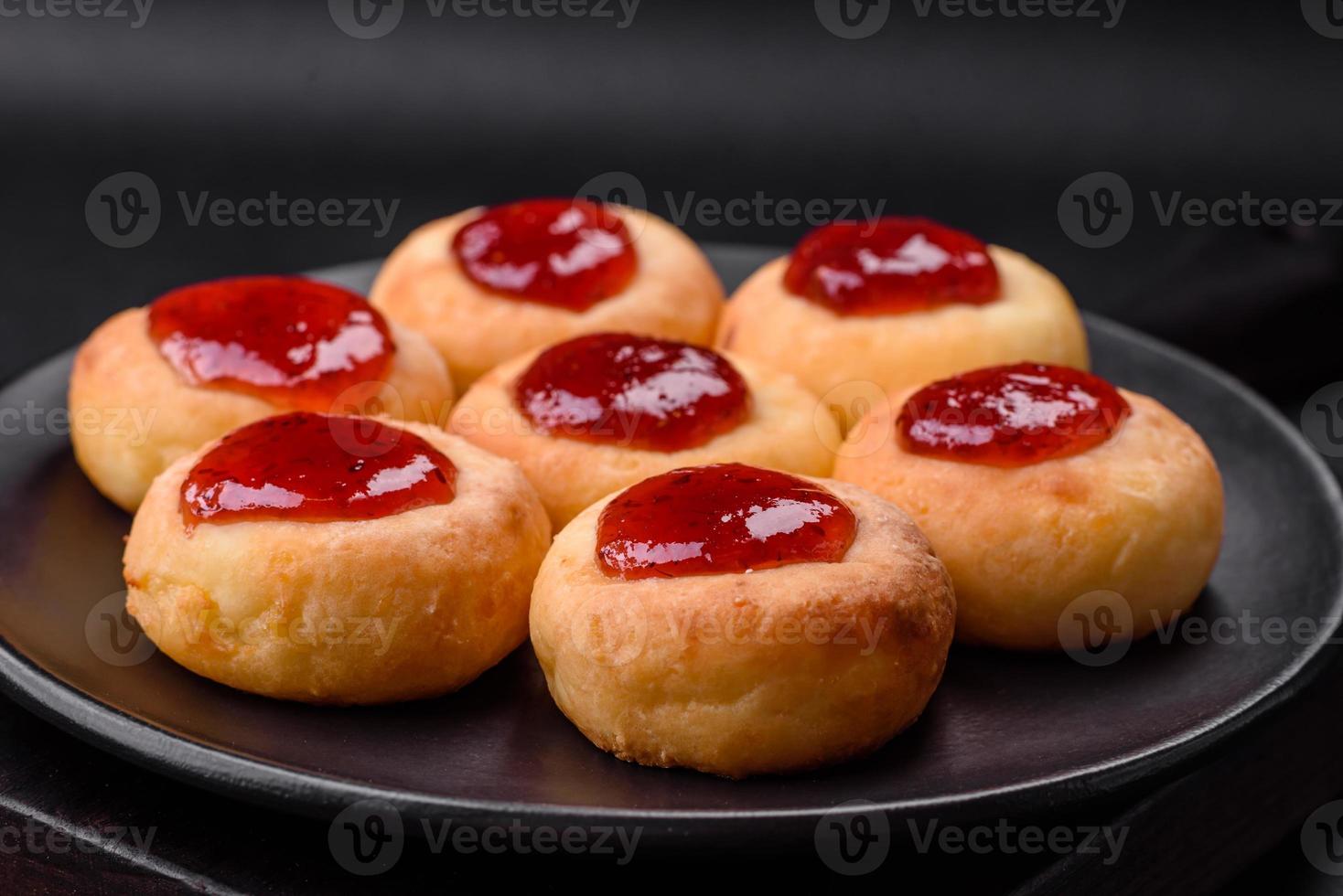 köstlich frisch Hütte Käsekuchen mit Rosinen und Vanille auf ein schwarz Keramik Teller foto