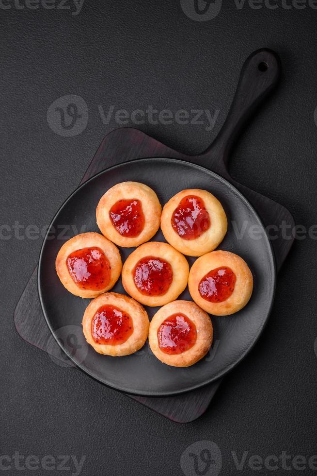 köstlich frisch Hütte Käsekuchen mit Rosinen und Vanille auf ein schwarz Keramik Teller foto