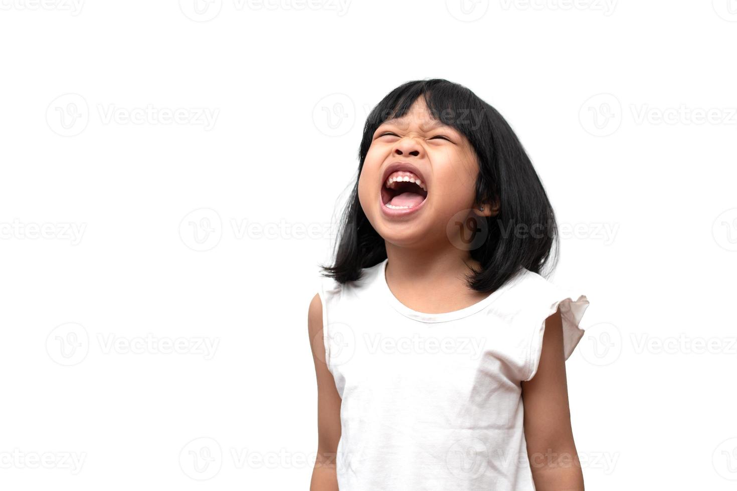 porträt eines wütenden emotionalen asiatischen mädchens, das vor wut schreit und frustriert schreit, verrückt und auf weißem hintergrund schreit, konzept der aufmerksamkeitsdefizit-hyperaktivitätsstörung adhd foto