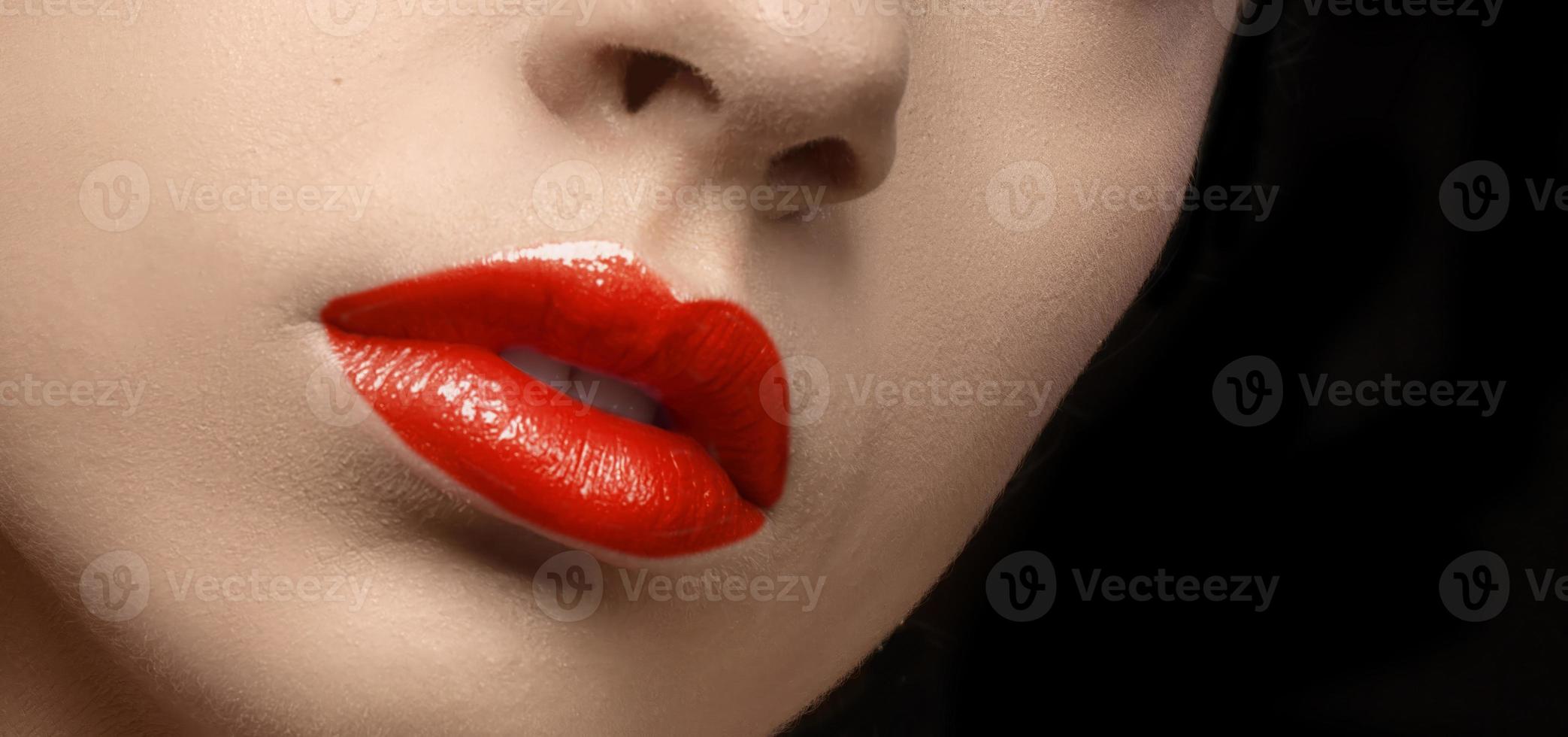 Lippen mit rot Lippenstift. rot Lippe bilden Detail. schön Farbe Lippenstift oder Glanz Nahansicht. foto