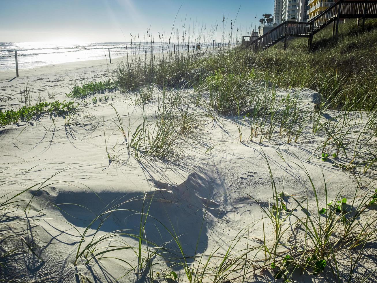 der weiße Sand des Strandes foto