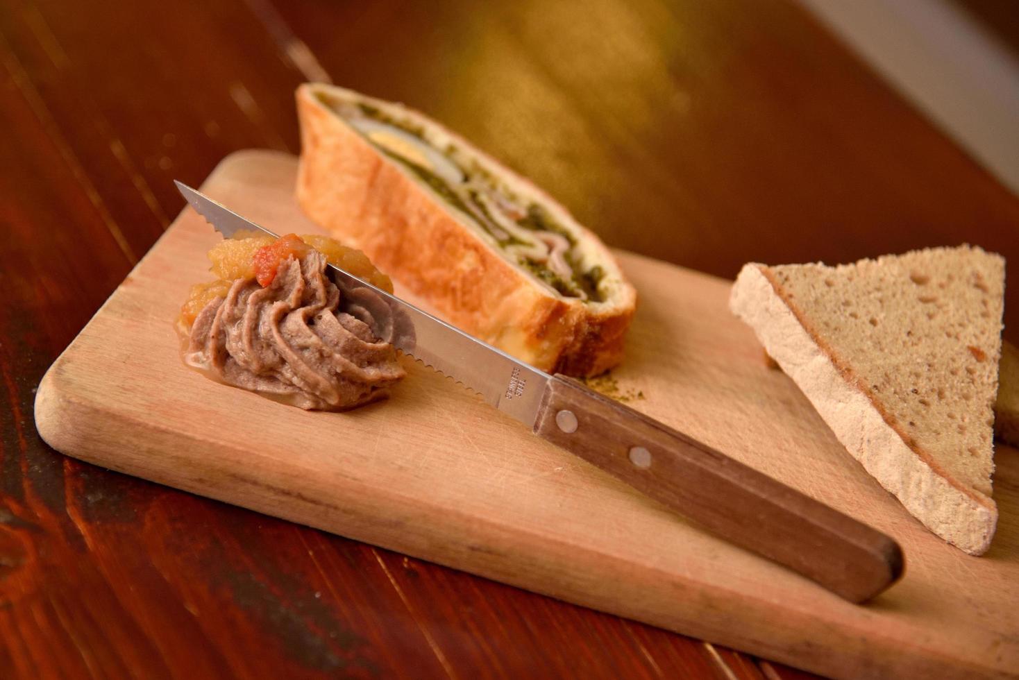 Sandwiches mit hausgemachter Hühnerleber auf einem hölzernen Schneidebrett foto