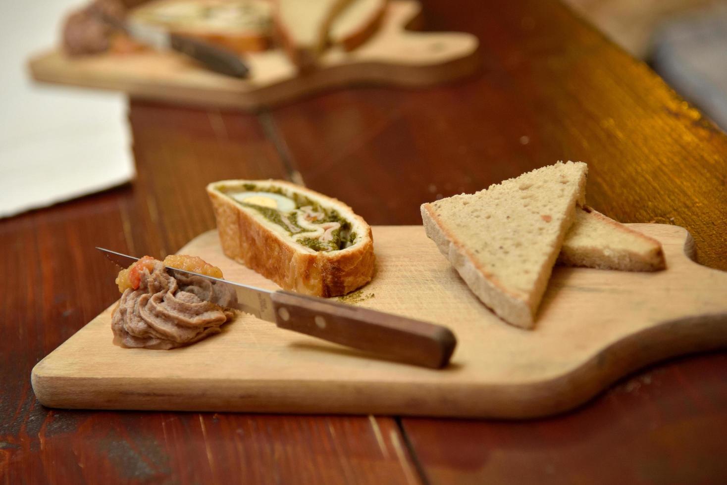 Sandwiches mit hausgemachter Hühnerleber auf einem hölzernen Schneidebrett foto