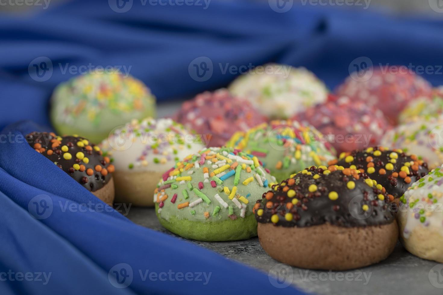 bunte süße kleine Donuts mit Streuseln foto