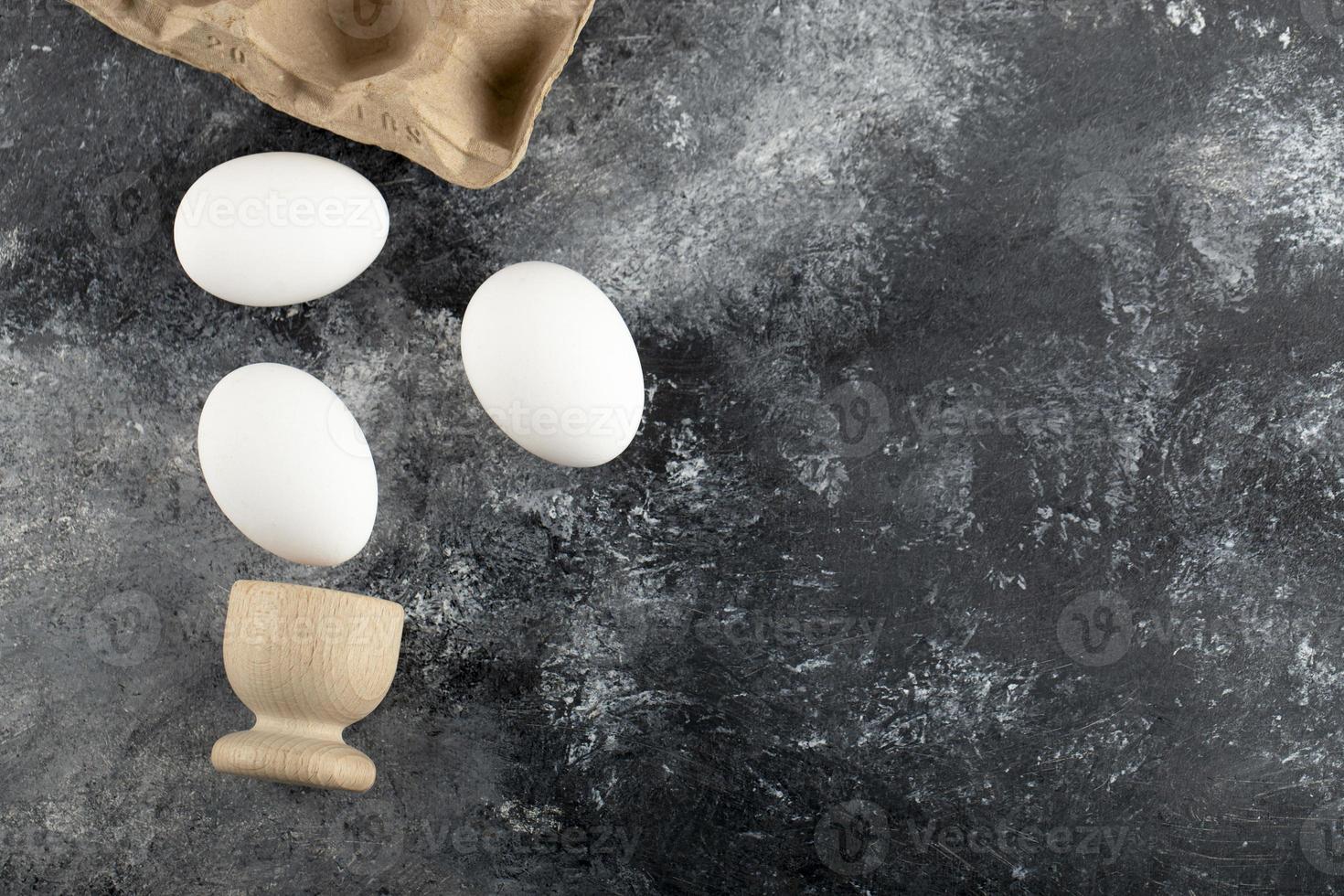 eine hölzerne Eierschale mit gekochten Hühnereiern foto