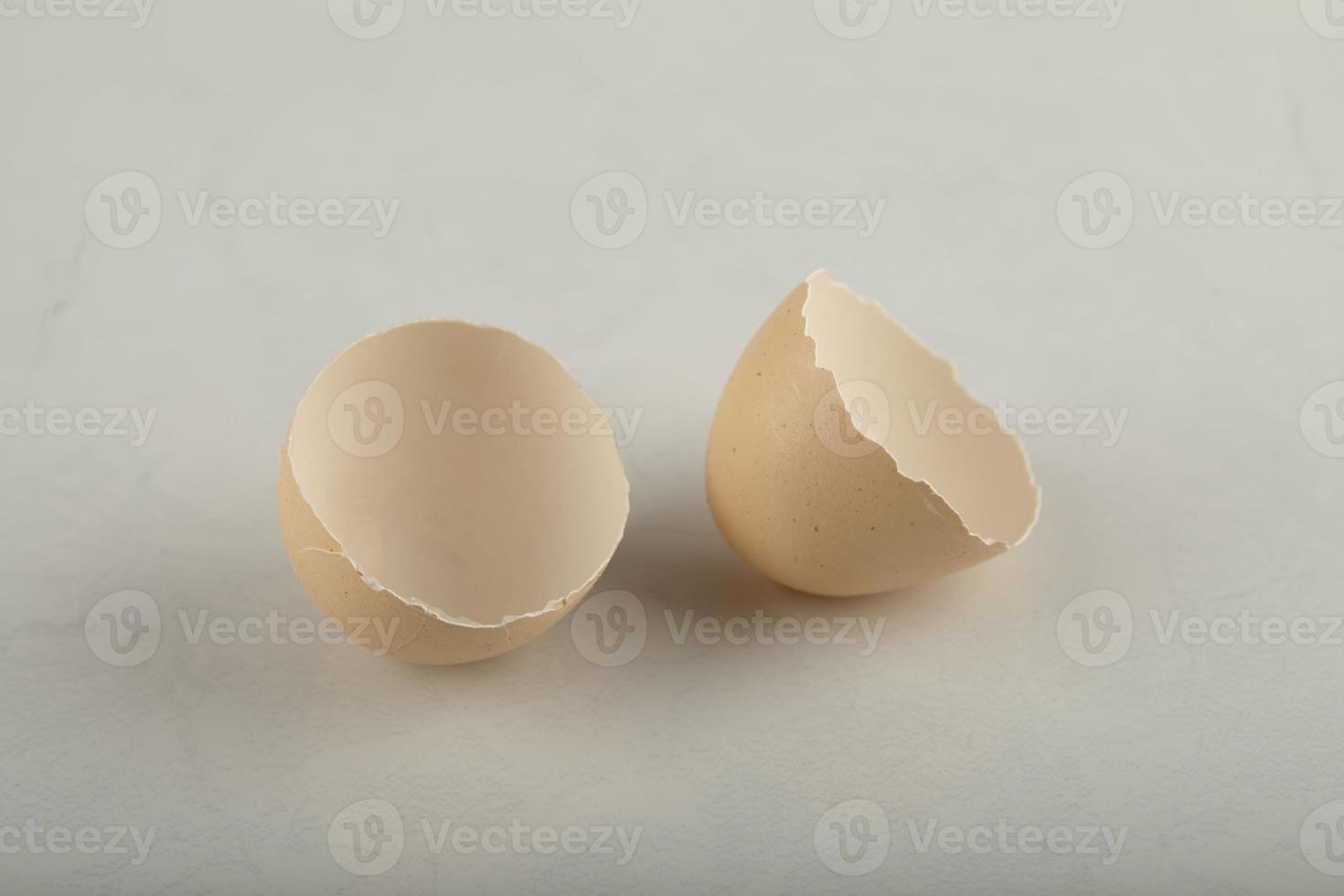 gebrochene braune Eierschalen auf einem Marmorhintergrund foto