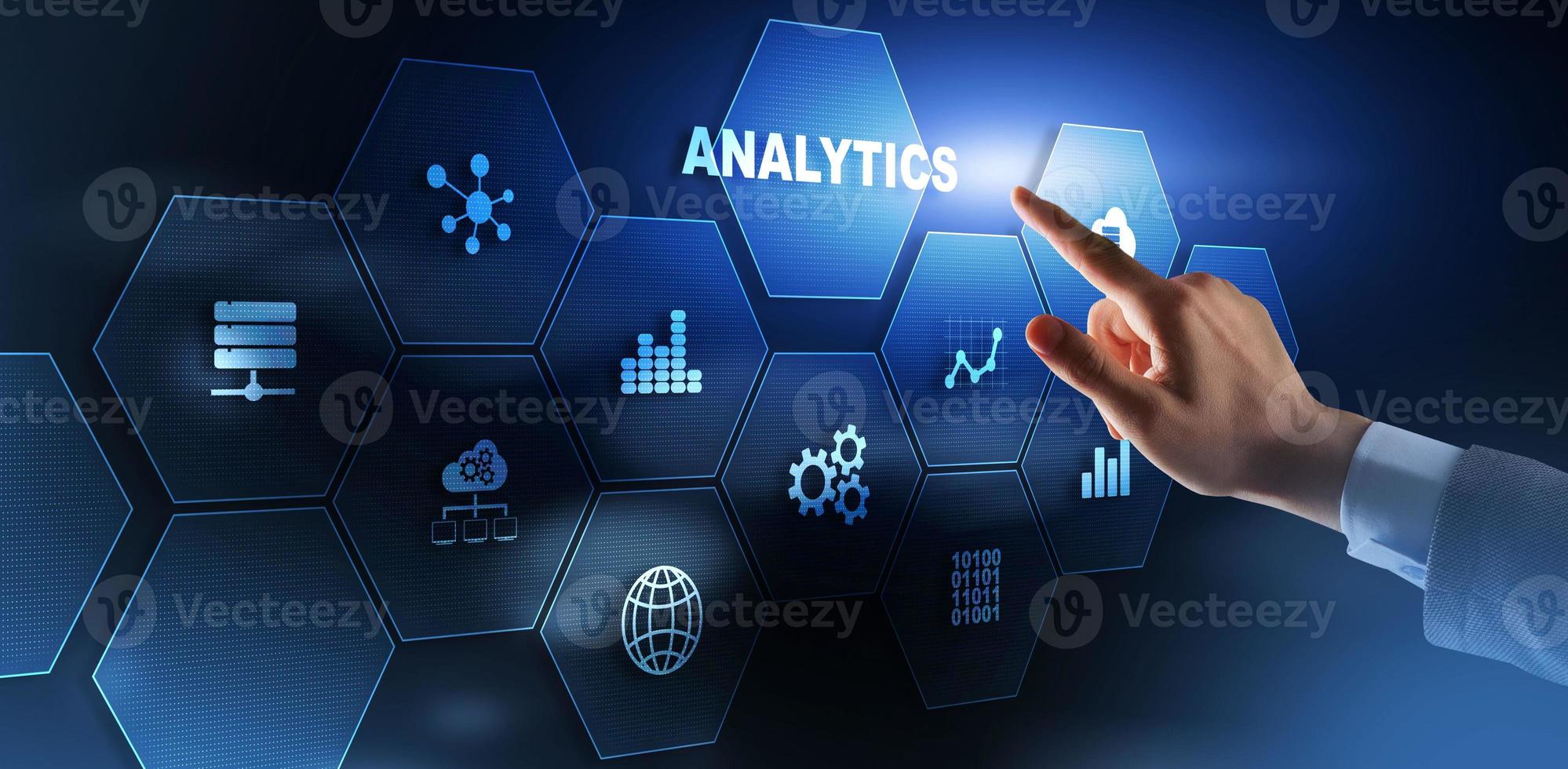 Analytics-Datenanalyse-Strategiestatistik. Drücken Sie mit dem Finger auf die Beschriftungsanalyse foto